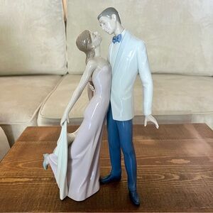 Lladro Collectible Figurine ‘Happy Anniversary Couple’ #6475. Mint Condition.